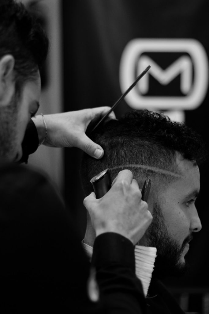 Persona cortandose el pelo